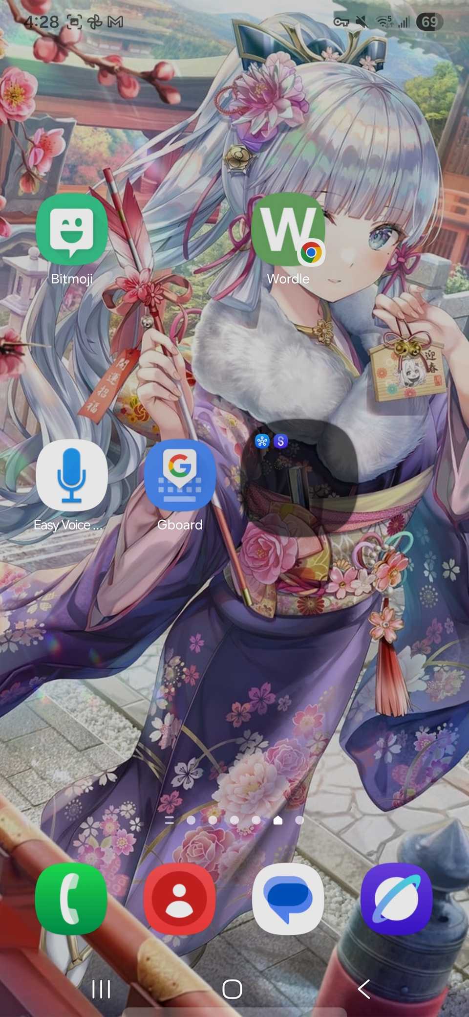 كيفية إنشاء مجلد بحجم القطعة على هاتف سامسونج الخاص بك 18 مجلد محفوظ تم تغيير حجمه على الشاشة الرئيسية يوضح أنه أكبر قليلاً من أيقونات التطبيقات