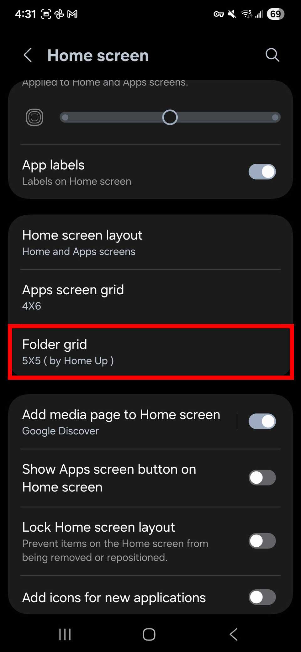 مخطط مستطيل أحمر يبرز شبكة المجلدات مع حجم مخصص لـ Home Up في إعدادات الشاشة الرئيسية على One UI 8