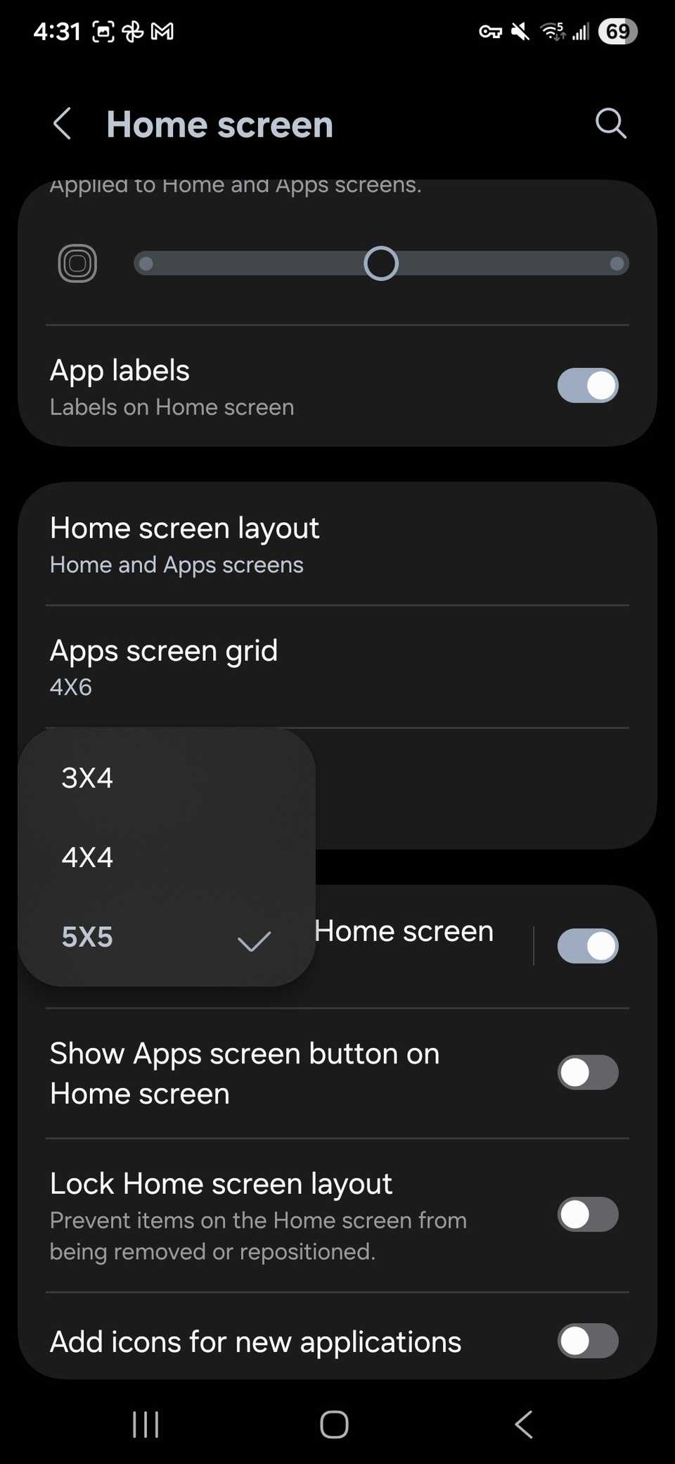 مخطط مستطيل أحمر يسلط الضوء على خيارات الحجم الجديدة في القائمة المنسدلة في إعدادات الشاشة الرئيسية على One UI 8