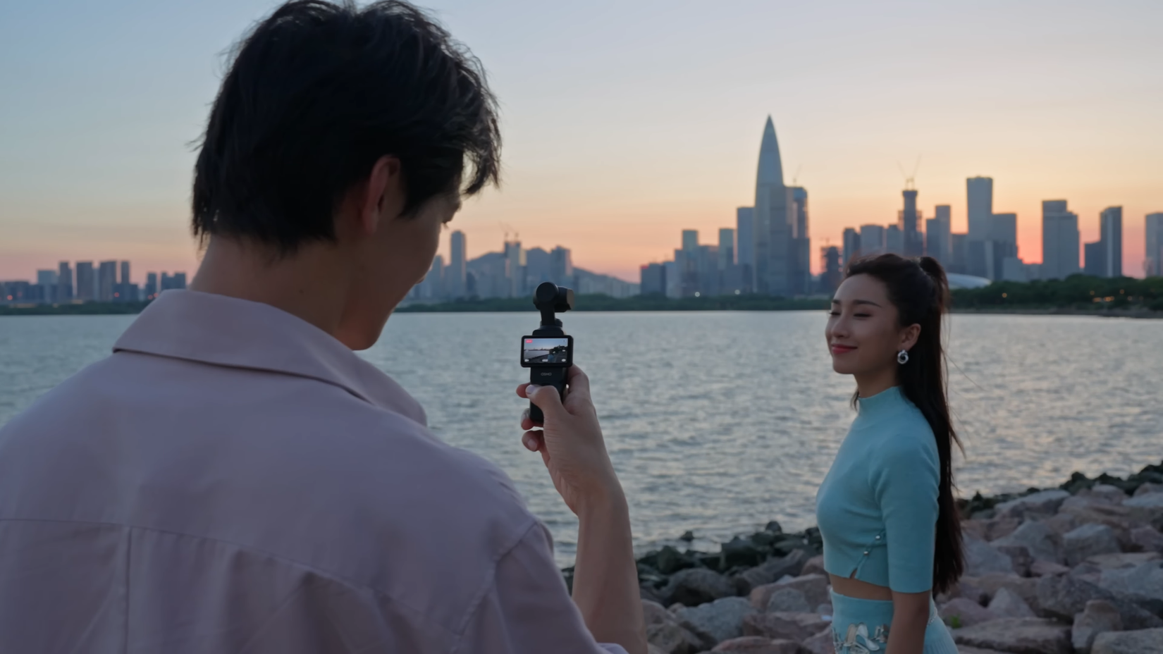 Persona che utilizza DJI Osmo Pocket 3