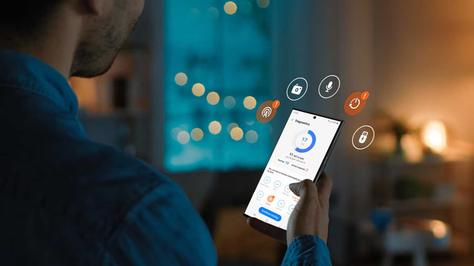 Um homem está em uma sala mal iluminada, olhando para a tela de um smartphone exibindo um