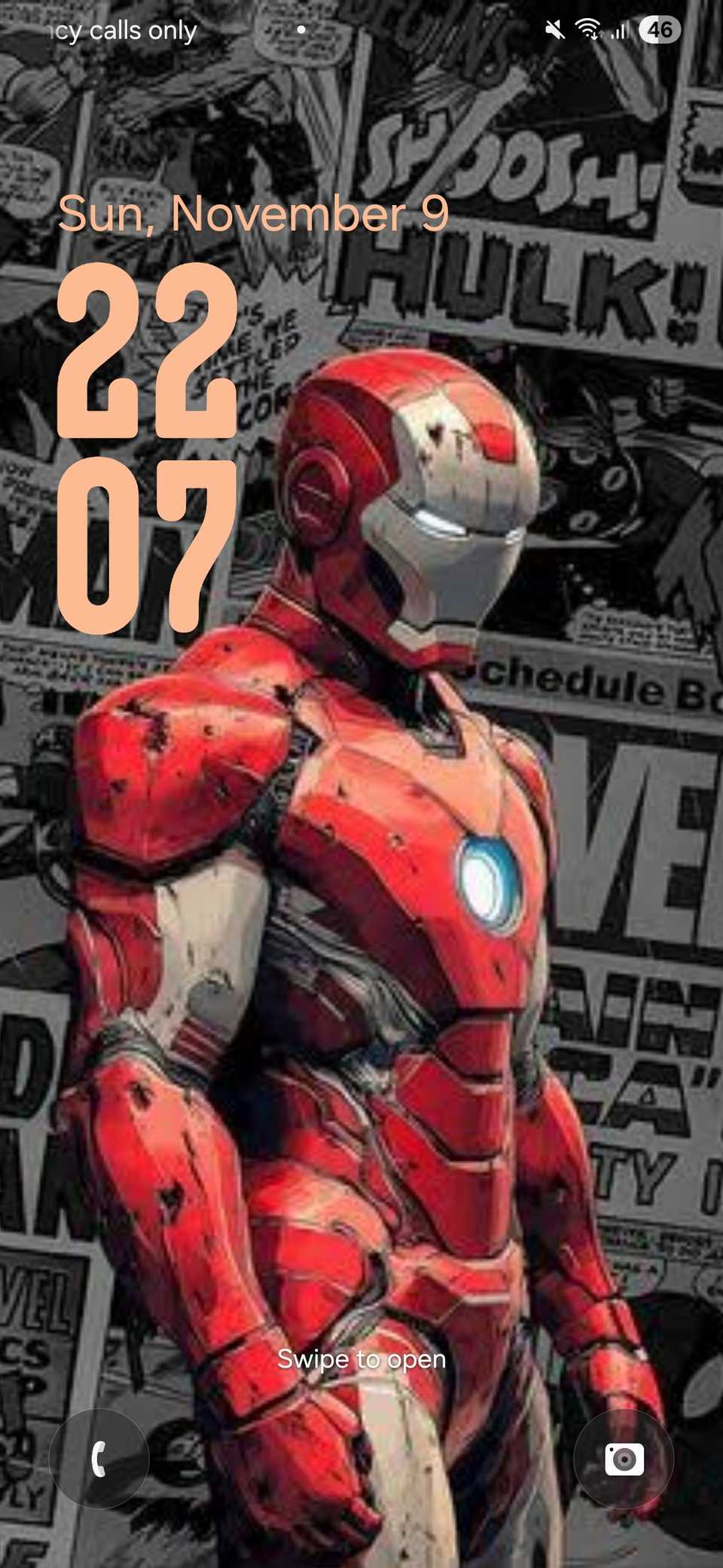 كيف جعلت واجهة One UI 8 هاتفي يبدو أقل شبهاً بالعمل 3 قفل الشاشة مع خلفية الرجل الحديدي وساعة رقمية ملفوفة حول البطل