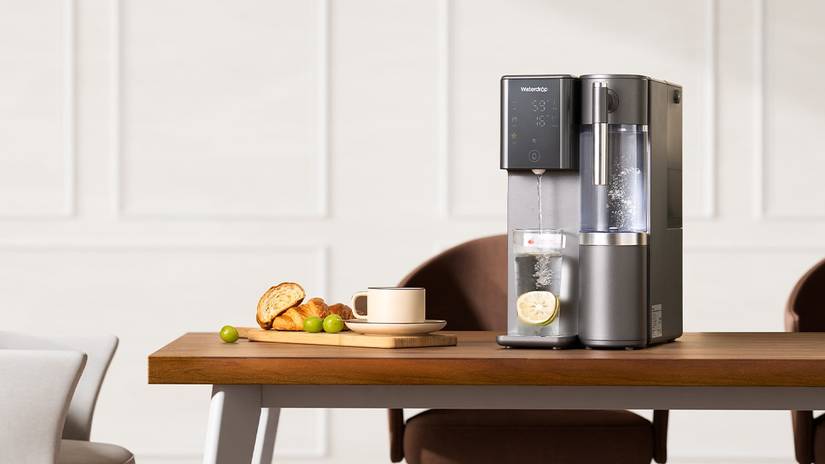 filtro waterdrop a2 sul tavolo della sala da pranzo accanto al cibo