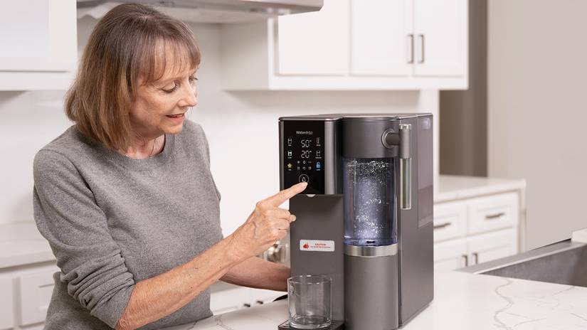 donna che utilizza un filtro per gocce d'acqua a2