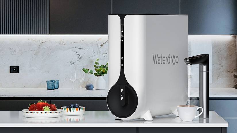 filtro waterdrop k6 su un piano di lavoro con frutta