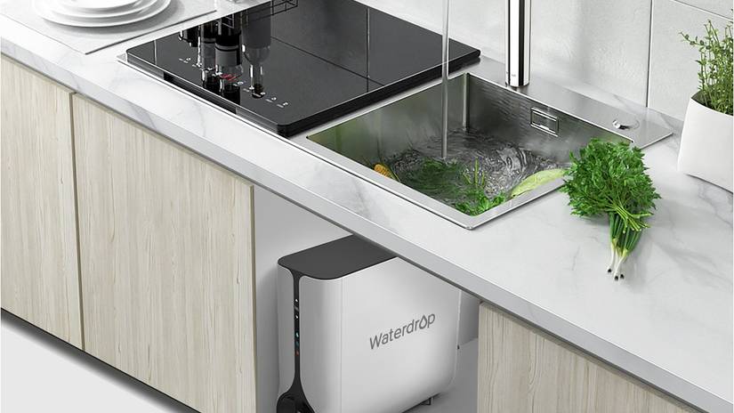 filtro waterdrop k6 sotto il lavello con acqua corrente