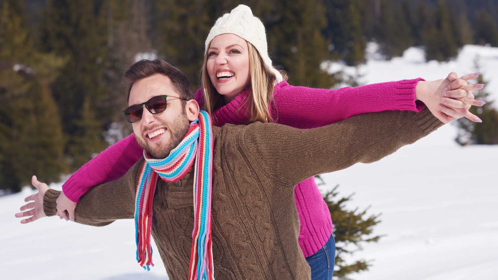 casal yesim se divertindo na neve