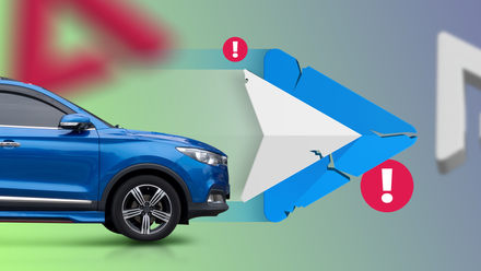 Um carro azul dirigindo em direção a um logotipo do Android Auto rachado, com sinais de alerta vermelhos ao redor.