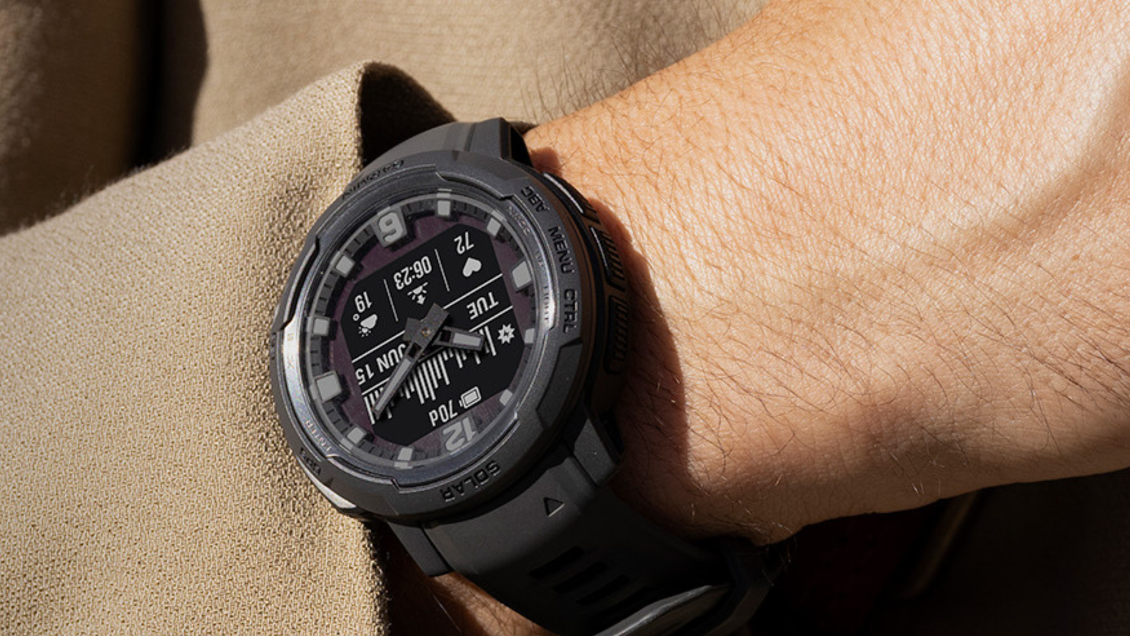 Garmin Instinct Crossover Solar no pulso