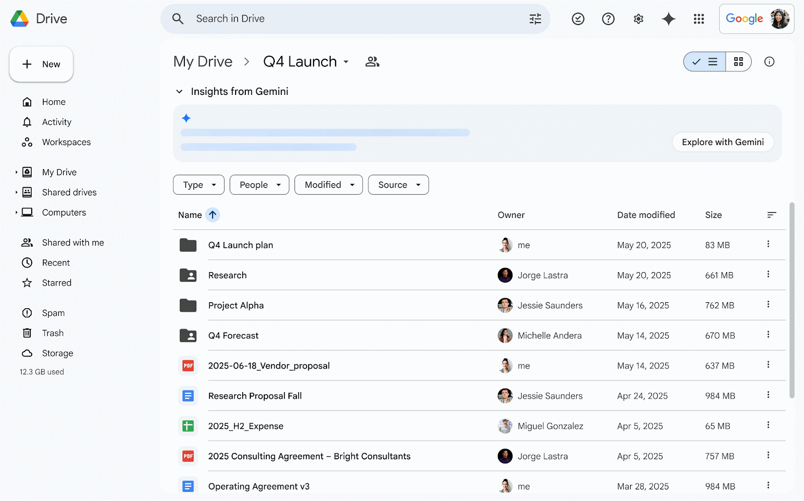Um vídeo detalhando o novo painel Insights from Gemini na parte superior da pasta