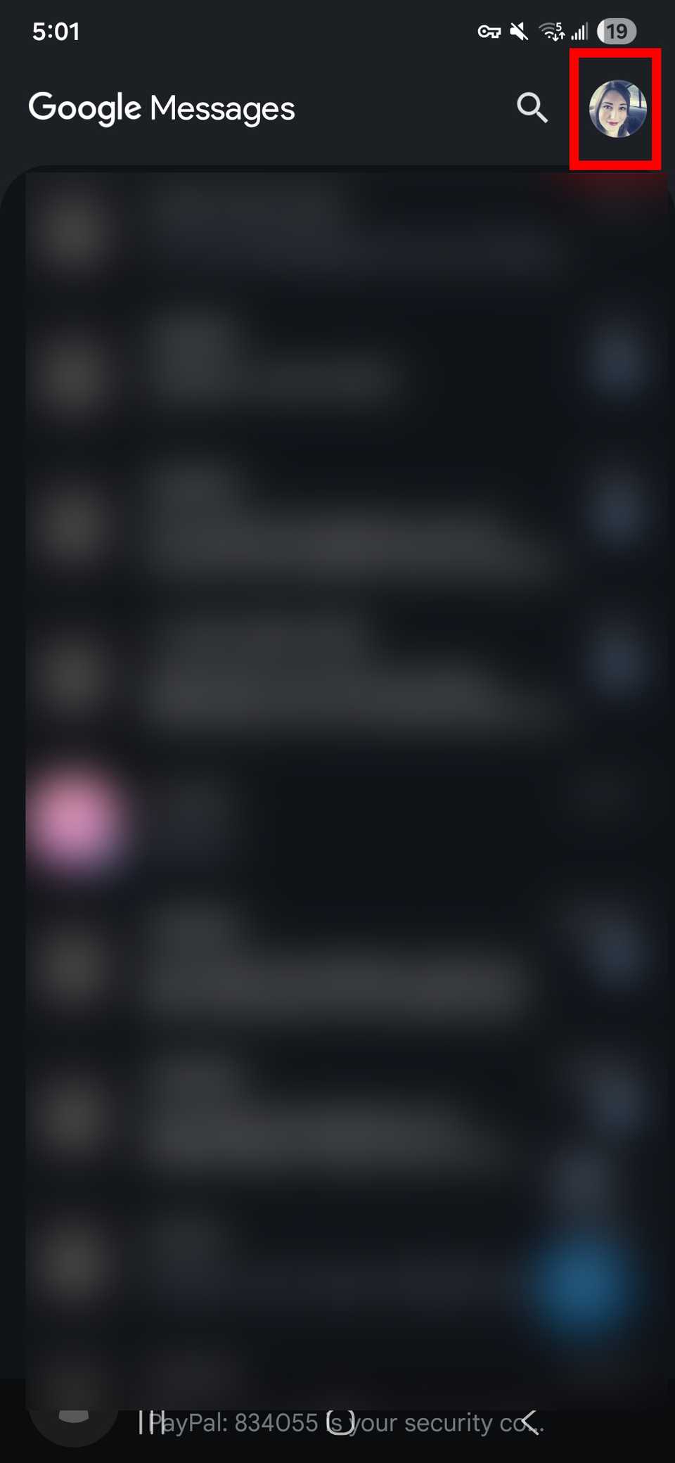 Contorno del rettangolo rosso che evidenzia l'icona del profilo nell'angolo in alto a destra di Google Messaggi