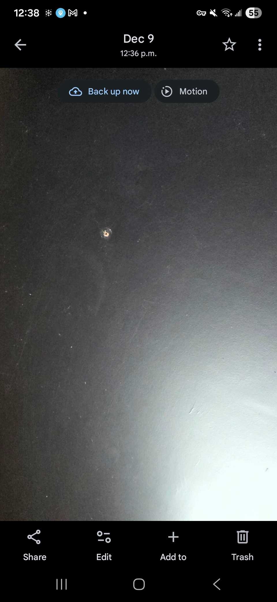 Una foto in movimento di un soffitto in pausa nell'app Google Foto