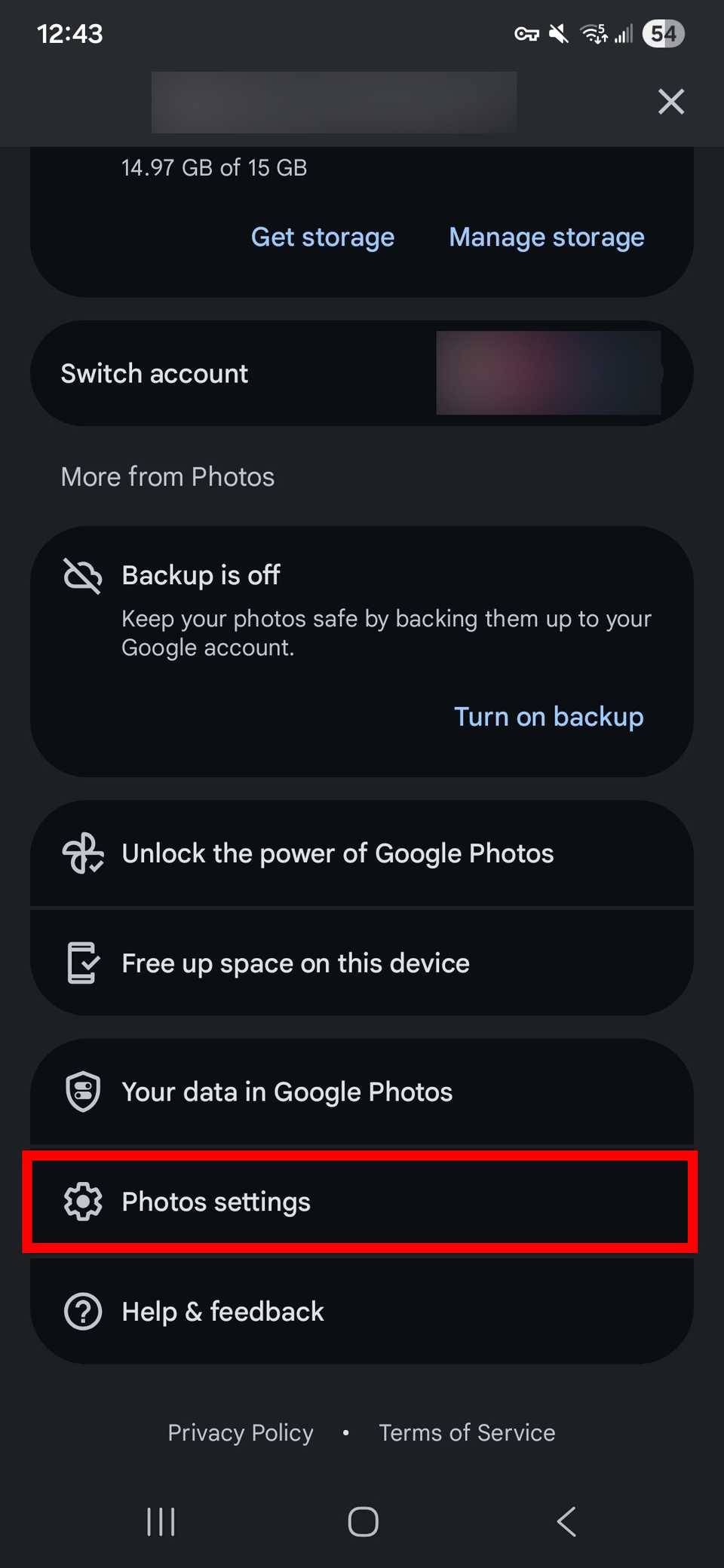 Contorno del rettangolo rosso che evidenzia le impostazioni di Foto nel profilo dell'app Google Foto