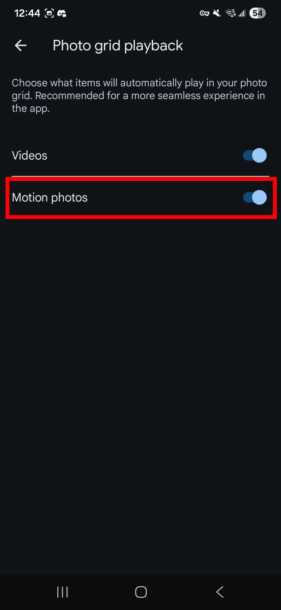 Il contorno del rettangolo rosso evidenzia l'attivazione/disattivazione delle foto in movimento nell'app Google Foto