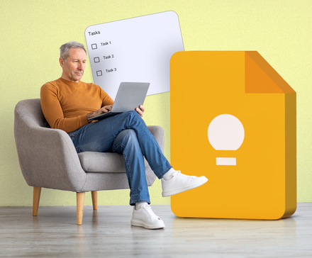 Homem trabalhando em um laptop ao lado de um grande logotipo 3D do Google Keep e de uma lista de verificação flutuante.