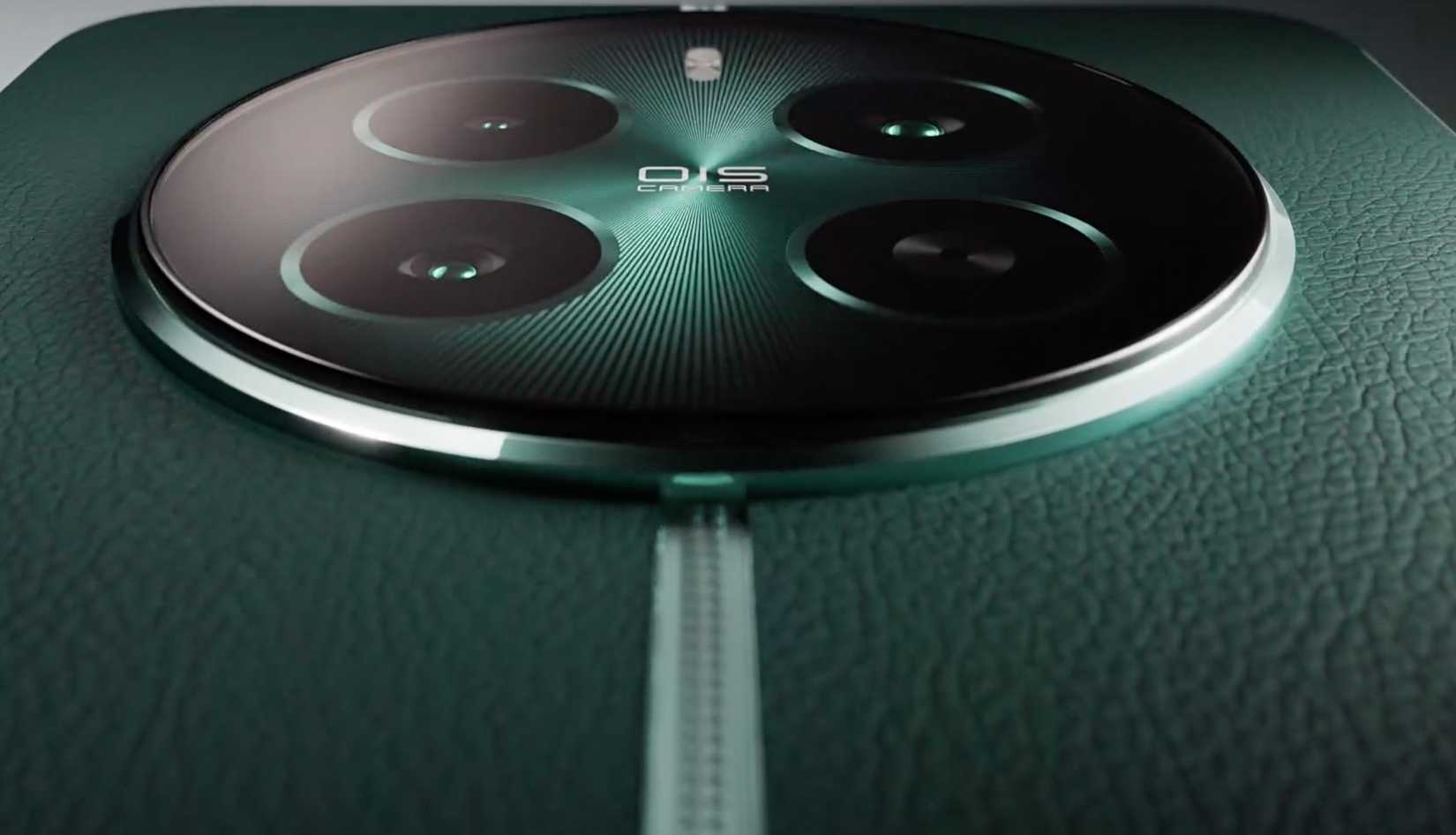 Vista aproximada da vista traseira e da câmera do telefone Realme 12+