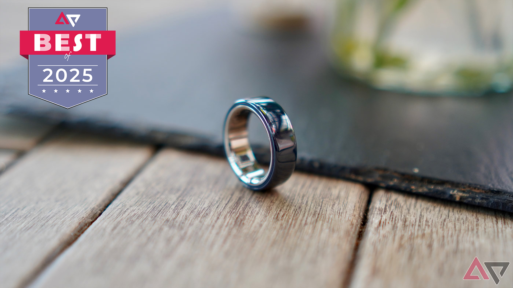 The side of the Oura Ring 4 Ceramic.