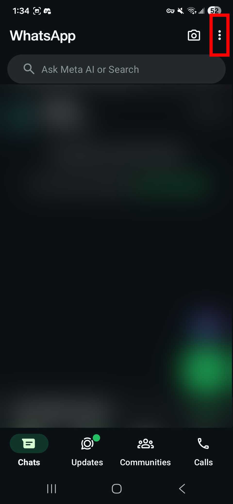 Contorno del rettangolo rosso che evidenzia l'icona con tre punti nell'app WhatsApp