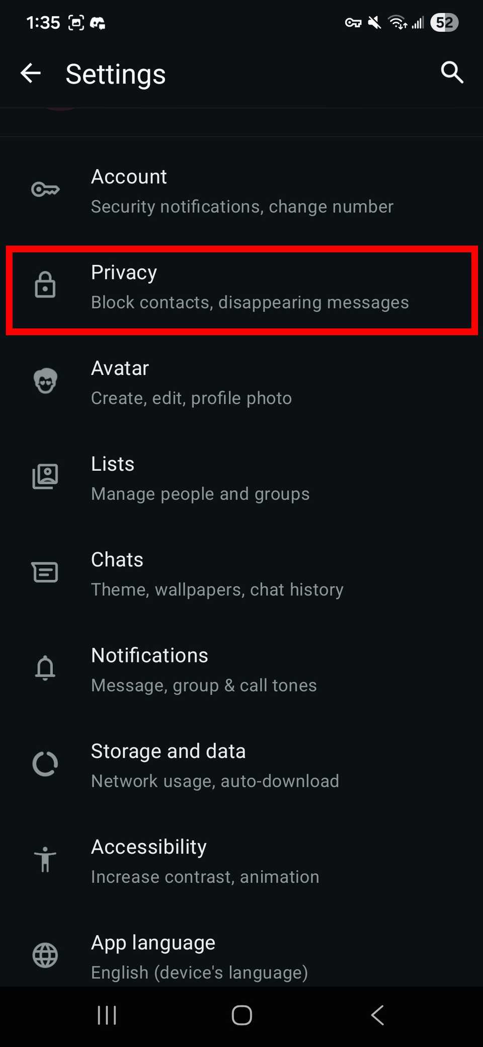 Contorno rettangolare rosso che evidenzia l'opzione Privacy nelle impostazioni di WhatsApp