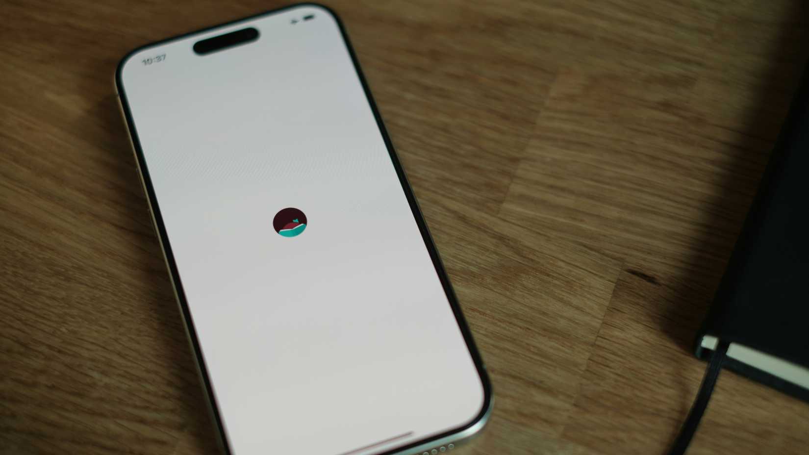 Um smartphone em uma mesa exibindo a tela de carregamento do Libby