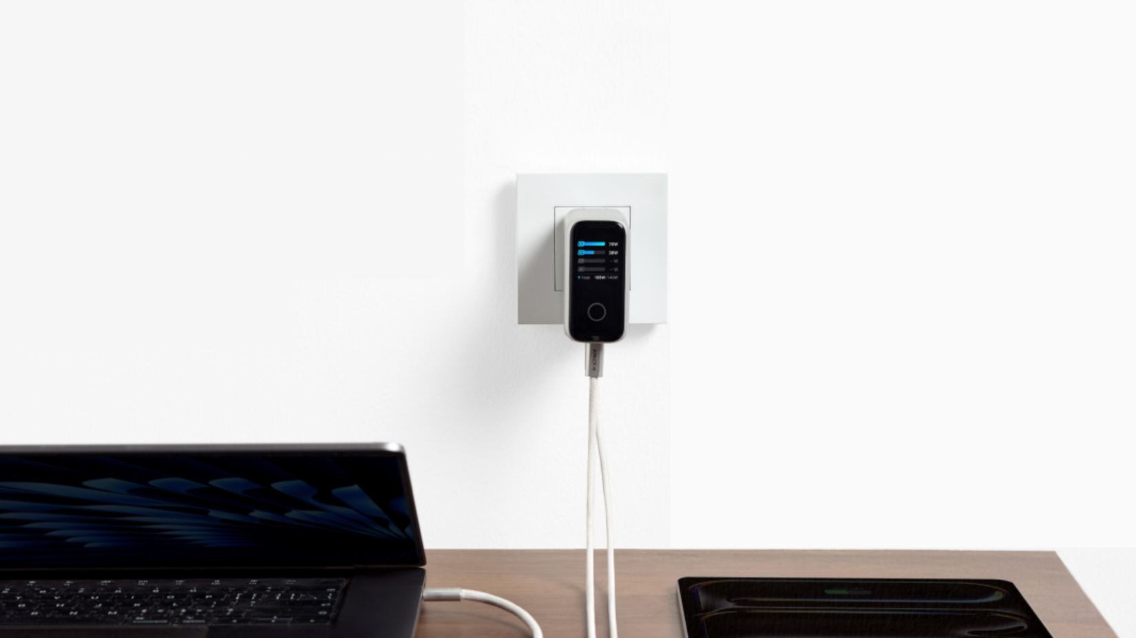 Caricabatterie per laptop Anker collegato ai dispositivi