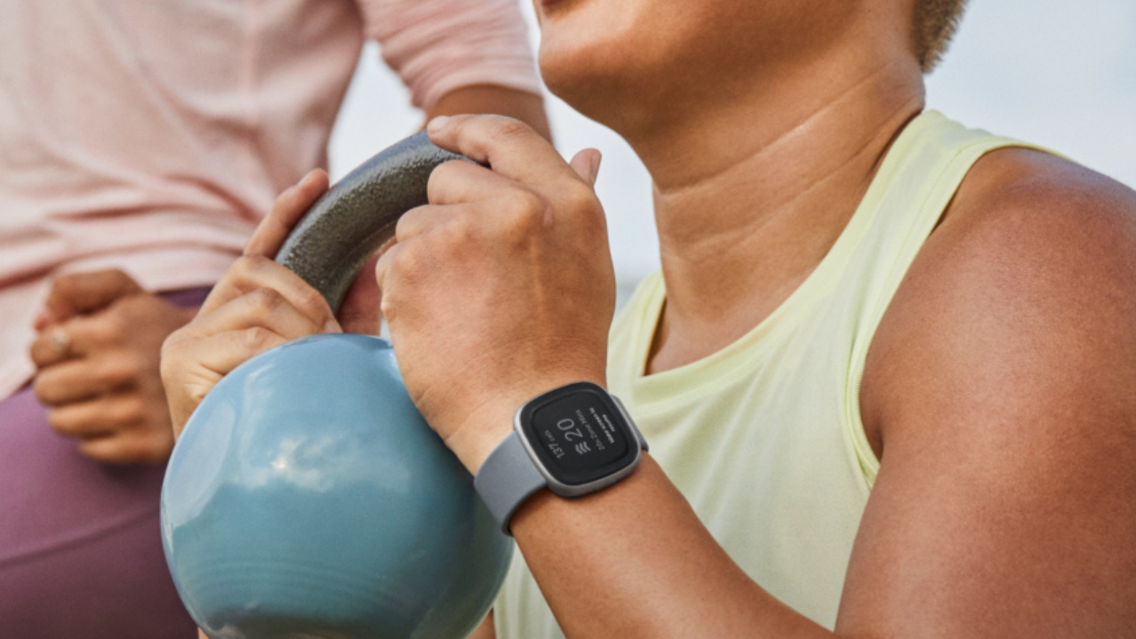 Persona che indossa Fitbit Versa 4