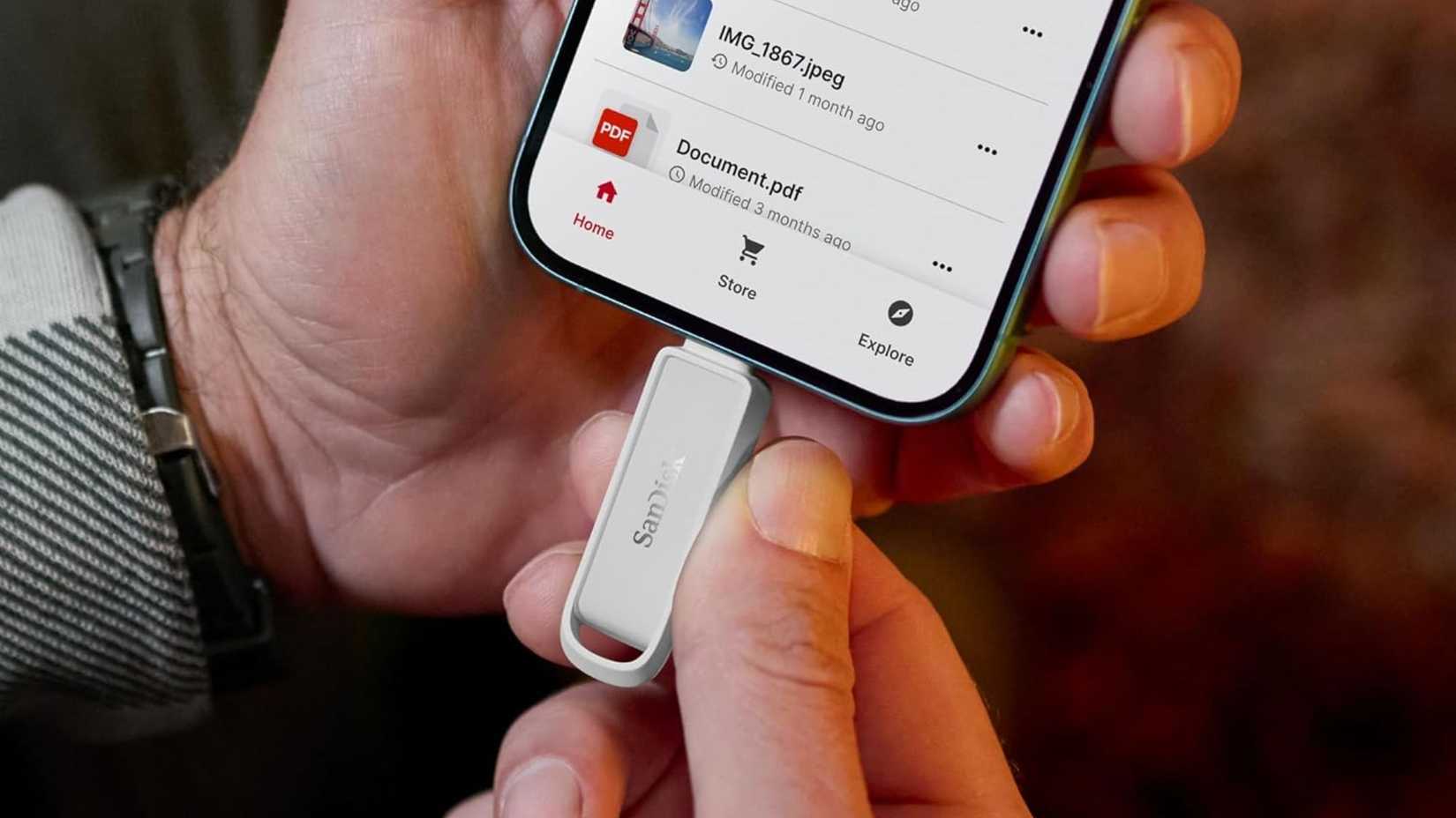 Pessoa usando SanDisk Phone Drive de 1 TB