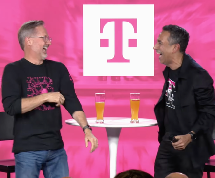 Mike Sievert com o novo CEO da T-Mobile, Srini Gopalan