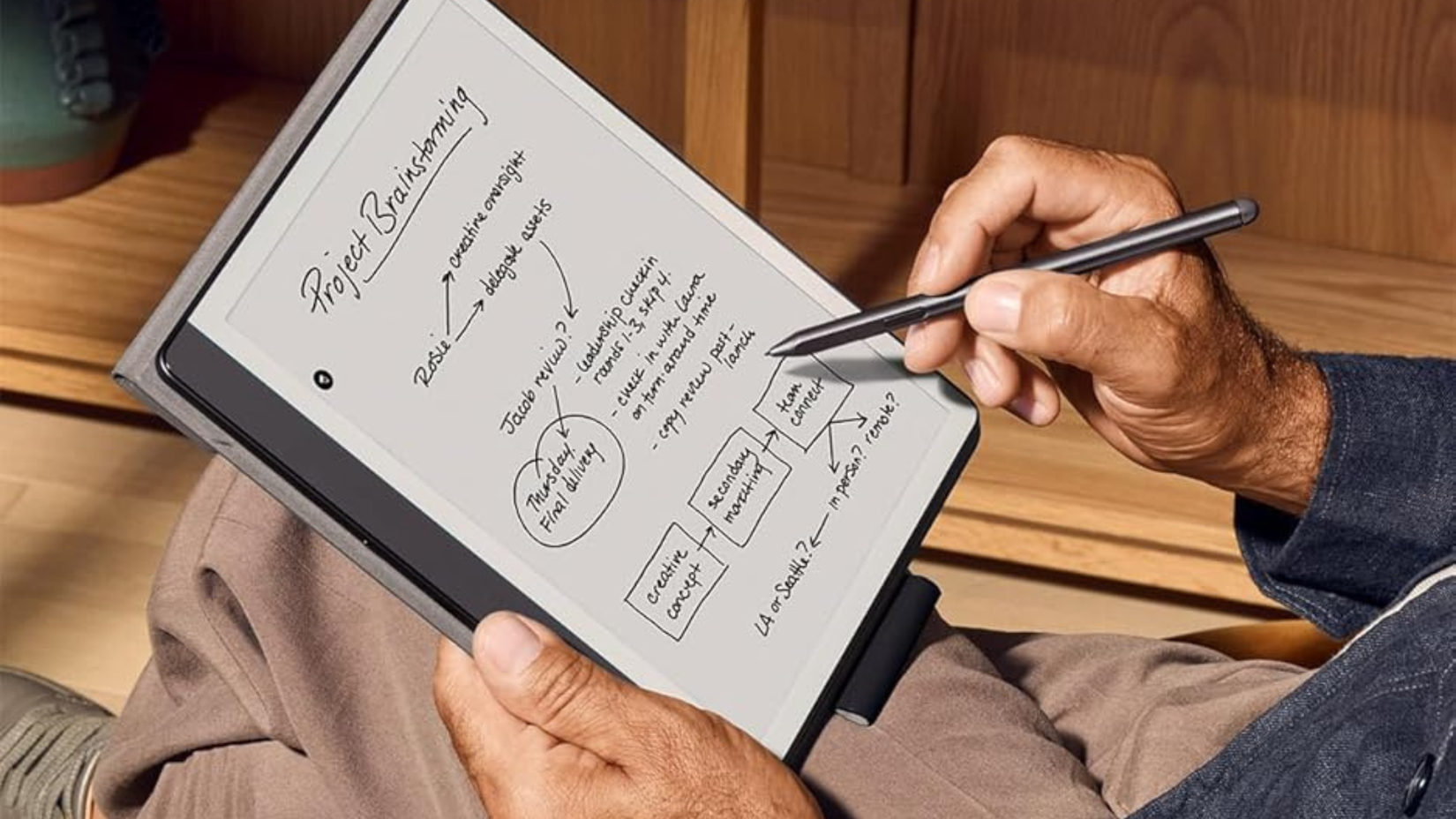 Pessoa escrevendo no Amazon Kindle Scribe