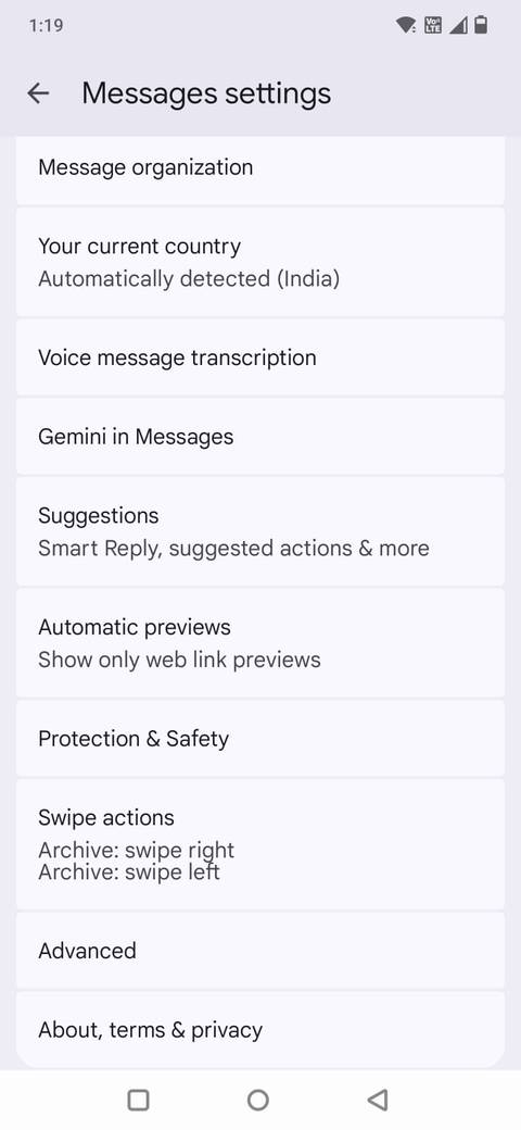 Screenshot che mostra l'opzione Azioni di scorrimento nelle impostazioni di Google Messaggi