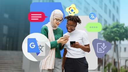 Duas mulheres sorridentes olhando para um smartphone, cercadas por ícones flutuantes do Google Tradutor e balões de fala.