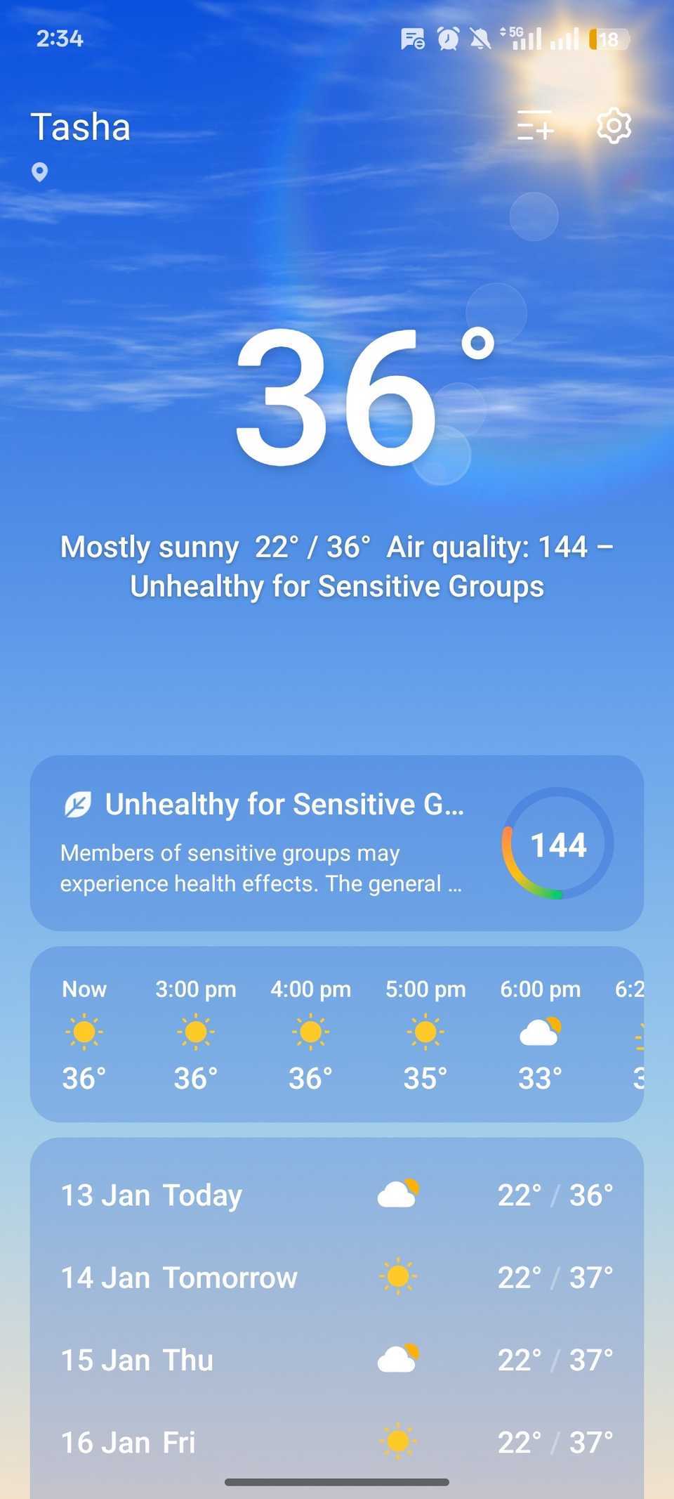 Home page di ColorOS Weather che mostra una qualità dell'aria malsana al livello 144 con una temperatura di 36 gradi