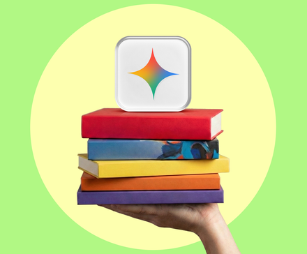 Mão segurando uma pilha de livros com o logotipo do Google Gemini no topo
