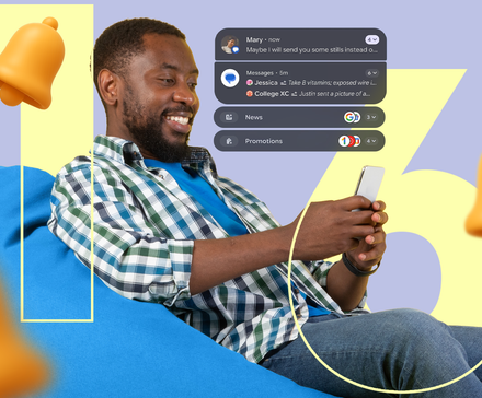 Um homem em um pufe navegando em seu telefone com notificações aparecendo acima dele.