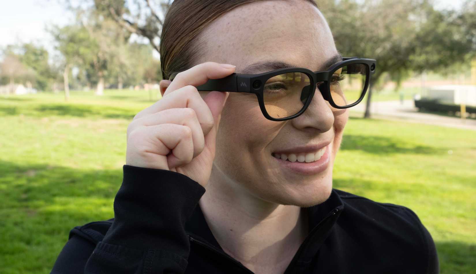 Uma pessoa usando os óculos inteligentes Mentra Live