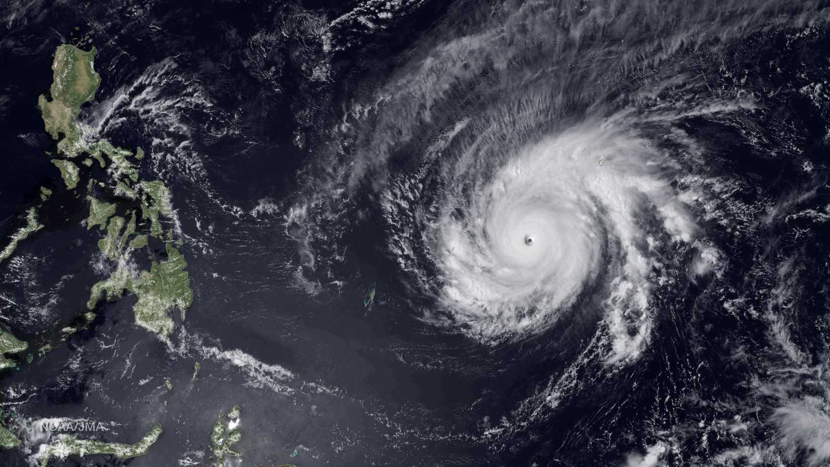 Uma imagem de satélite do fortalecimento do Supertufão Maysak no oeste do Oceano Pacífico.