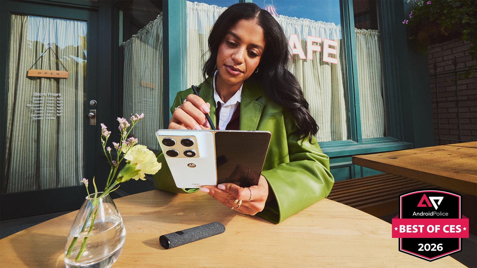 mulher em uma mesa de café usando um Motorola Razr Fold