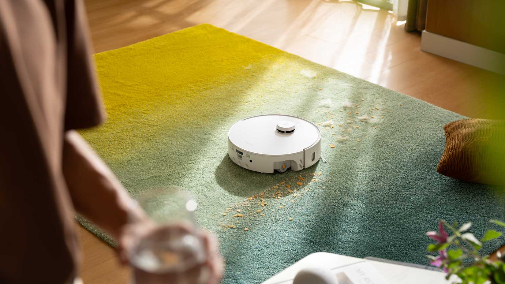 Roborock Qrevo Curv 2 pulisce un disastro su un tappeto.