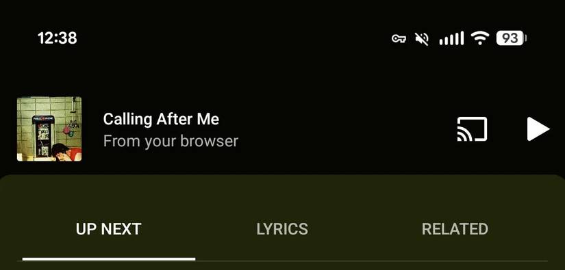 Uno screenshot che evidenzia YouTube Music mentre sincronizza la coda dal Web.