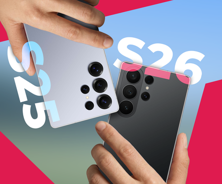 Duas mãos segurando um Galaxy S25 e um Galaxy S26 lado a lado.