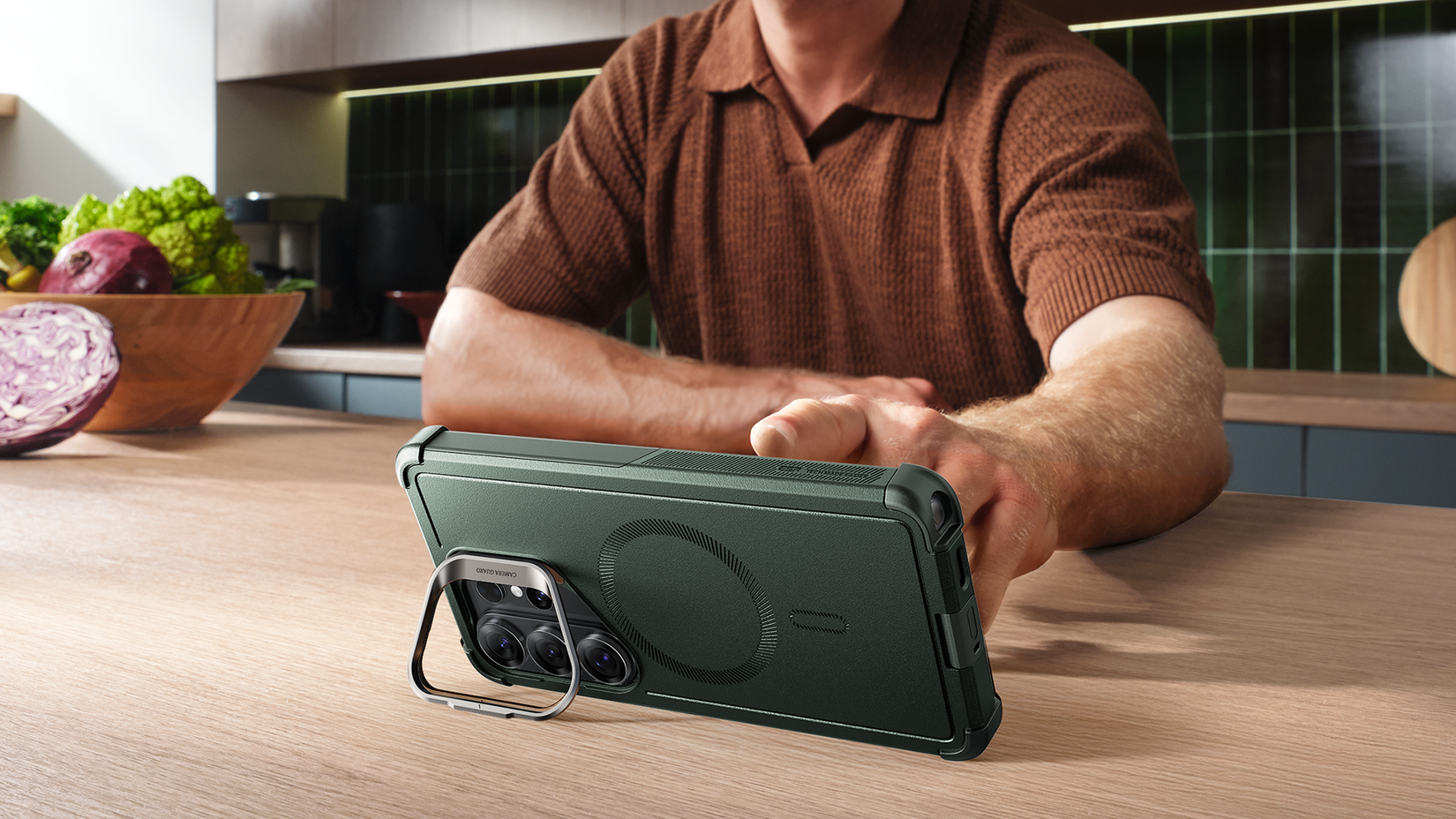 A capa magnética ESR Cyber Tough (Stash Stand) em um telefone Samsung 26 Ultra.