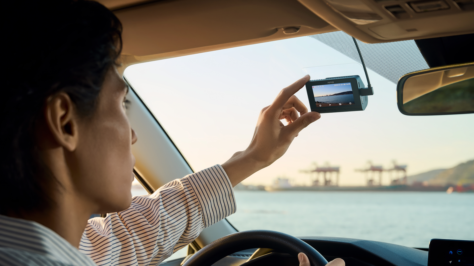 70mai Dash Cam 4K A810S sendo ajustada pelo driver