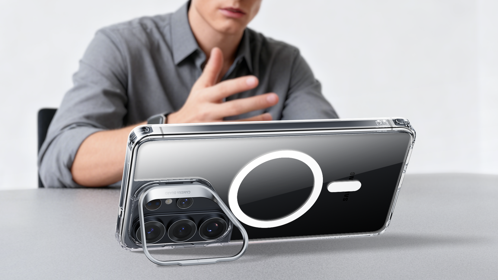 La custodia magnetica ibrida classica ESR (Stash Stand) su un telefono.