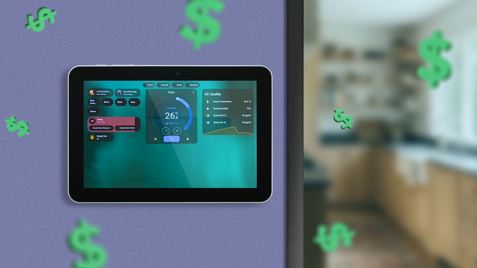 Un tablet montato su una parete che mostra un dashboard di casa intelligente con simboli verdi del dollaro fluttuanti.