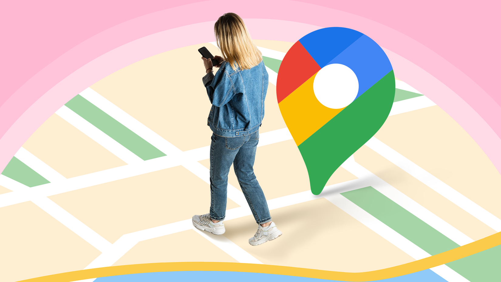 Uma mulher andando e usando o telefone ao lado de um alfinete gigante de localização do Google Maps.