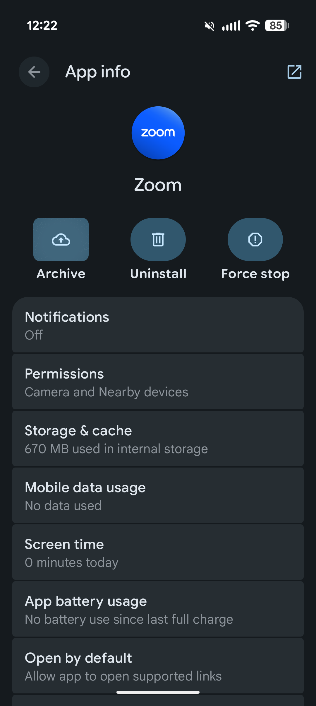 The Zoom app listing in Android 16 with the Archive button visible