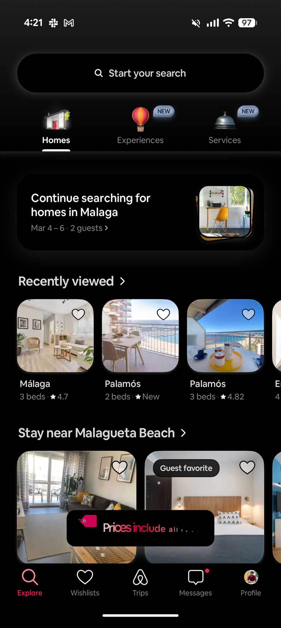 Pagina di esplorazione dell'app Airbnb visualizzata in modalità oscura espansa
