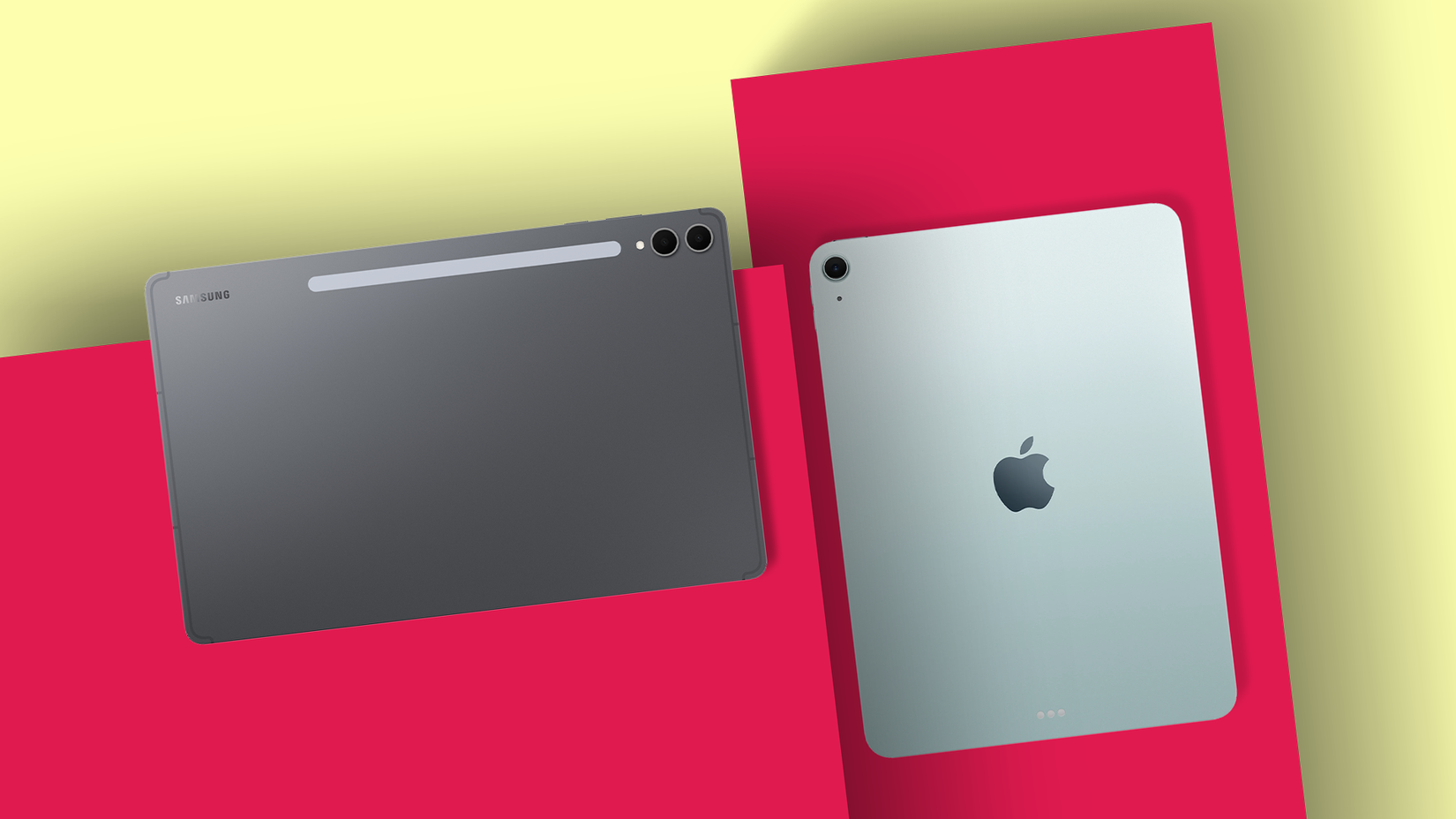 Vista traseira de um tablet Samsung cinza e um iPad Apple prateado em um fundo vermelho e amarelo.