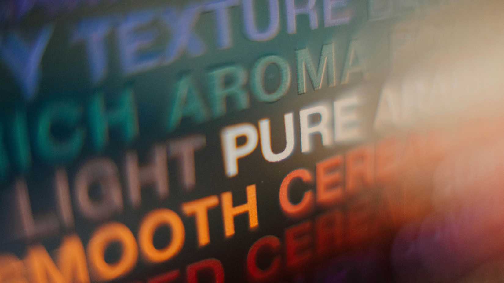 Uma foto desfocada de vários exemplos de texto colorido