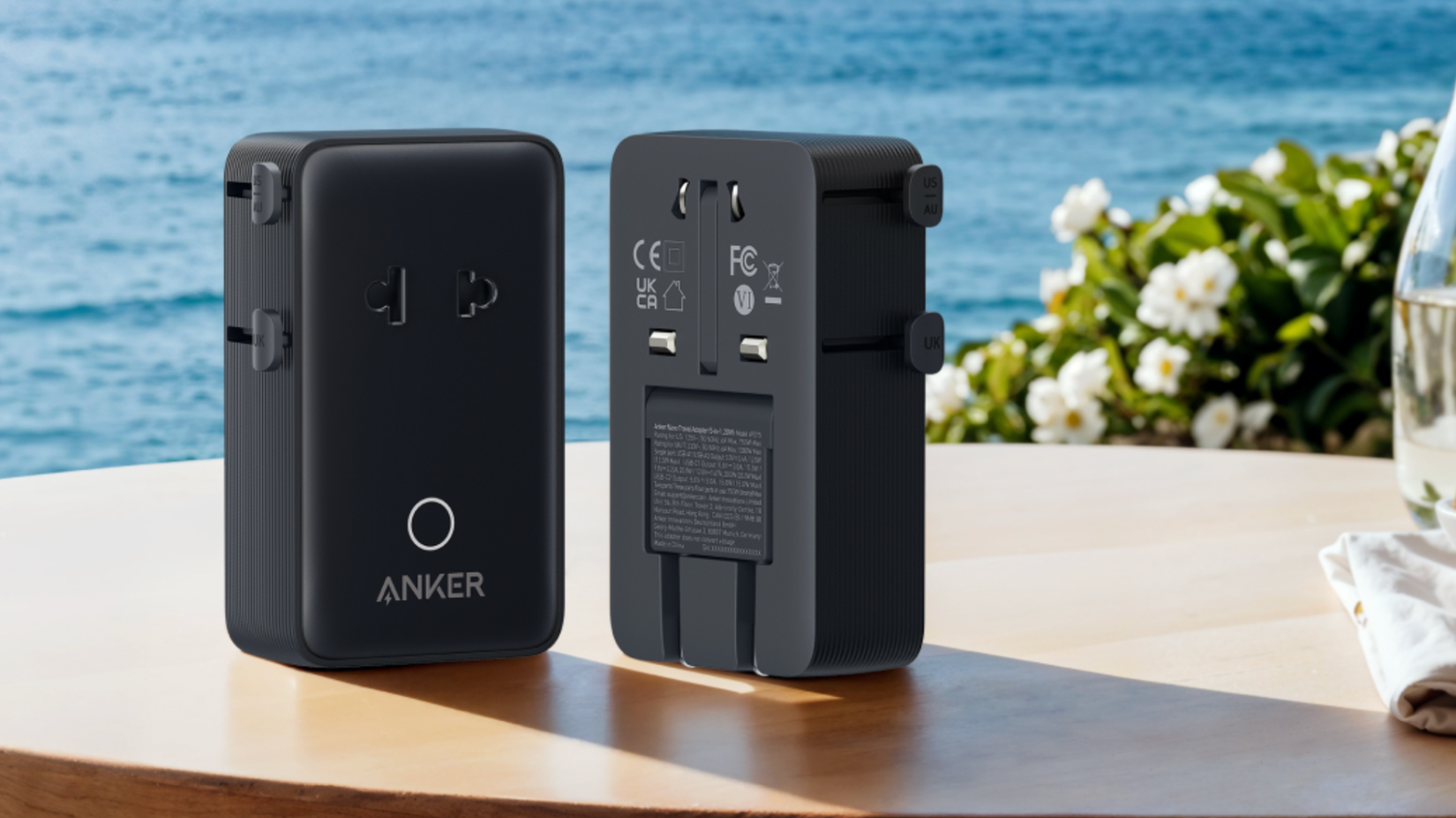 Adattatore da viaggio Anker Nano sul tavolo in riva al mare